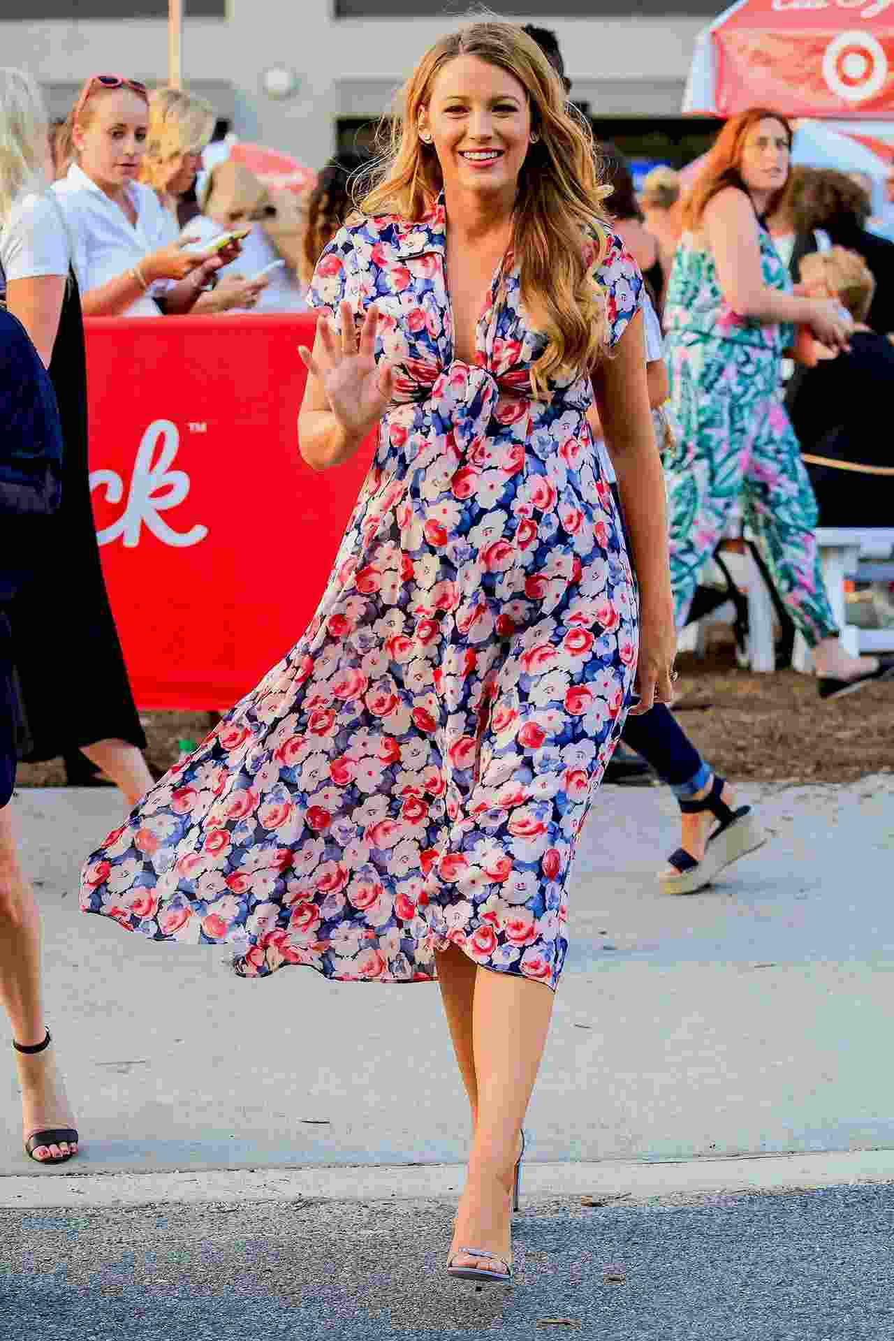 Ținutele pentru sarcină rochie model floral tendințe de vară Blake Lively swang