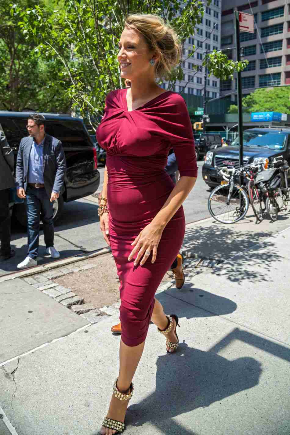 Tinute pentru sarcina Rochie Midi Rochie elastica cu tocuri inalte rosii Coafura Messy Bun