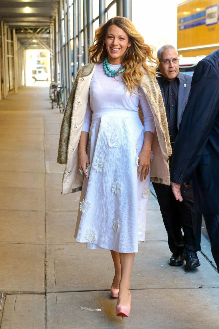 Tinute pentru sarcina Rochie de vara Model floral Blake Lively Culoare par blond