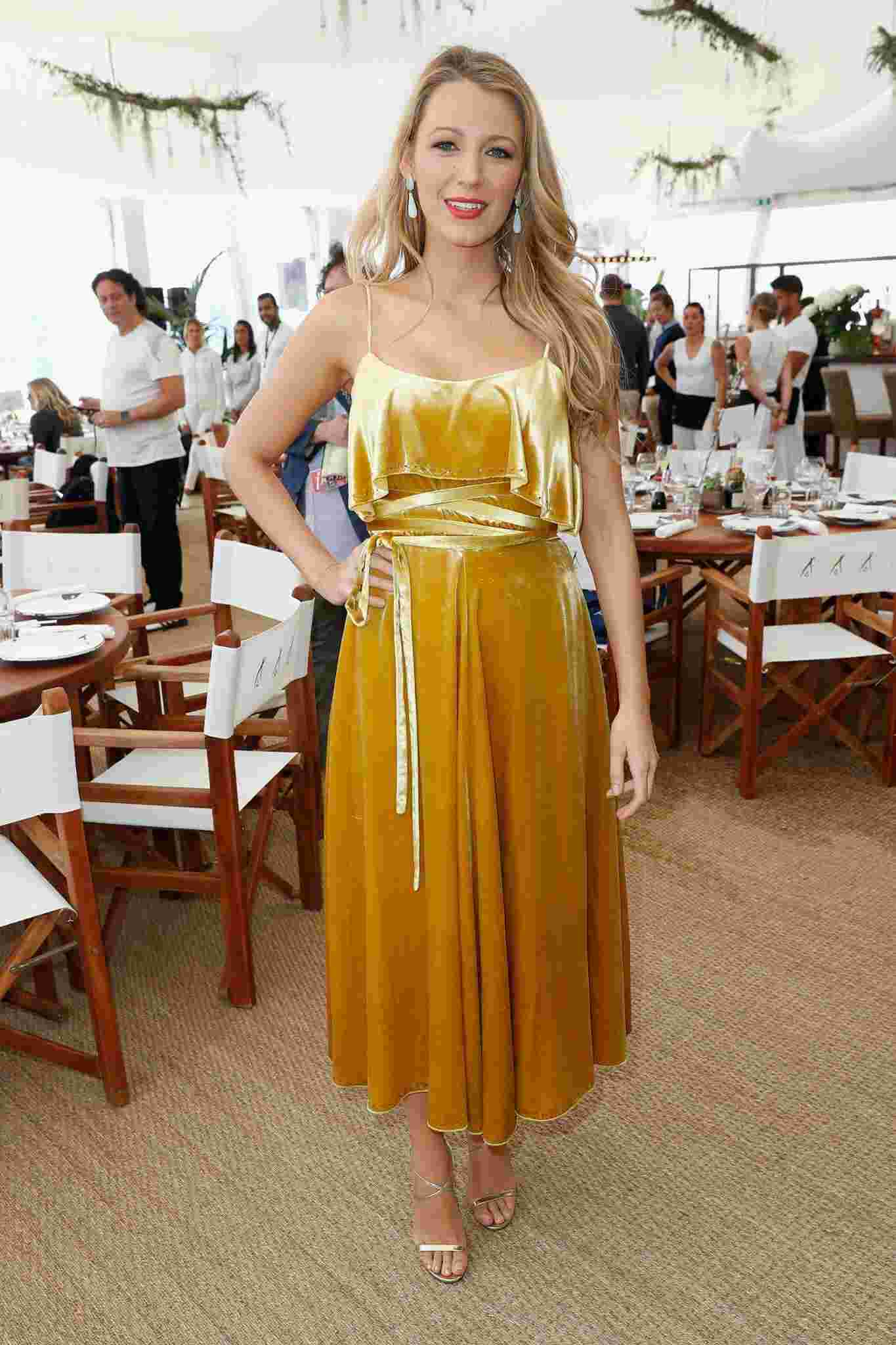 Tinute pentru sarcina Blake Lively sfaturi de moda rochie de catifea rochie midi tendinte de moda