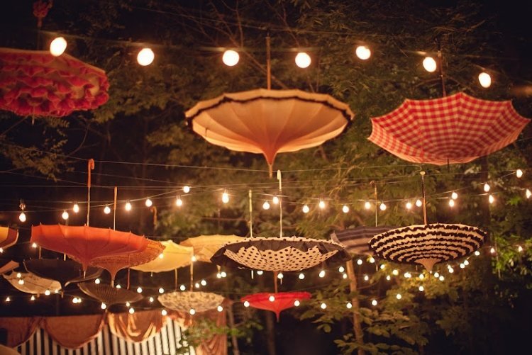 umbrele decorative pentru femei cu susul în jos și lumini de zână peste ringul de dans petrecere în grădină-decorare-idee-umbrele de soare-cu capul în jos-lumini de zână
