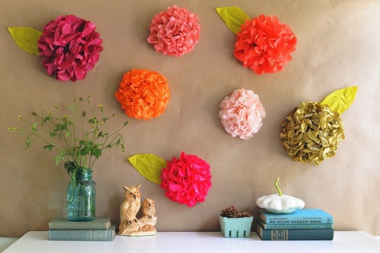 flori mari din hârtie de șervețel ca decor de perete idei-de-decorare-fac-tu-singur-gradina-petrecere-flori-de-hartie-de-tesut
