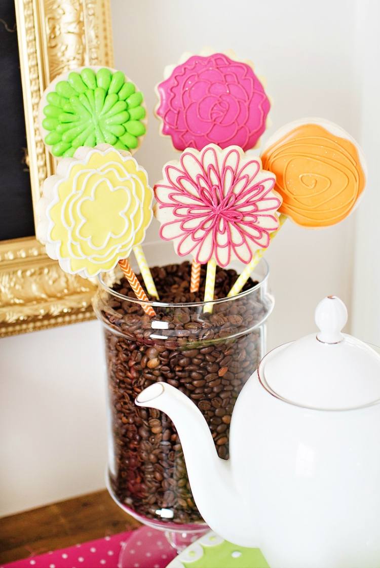 Biscuiti decorati cu glazura si pusi intr-o vaza umpluta cu boabe de cafea idei-de-decorare-fac-it-tu-singur-gradina-prajituri-flori-vaza-boabe de cafea