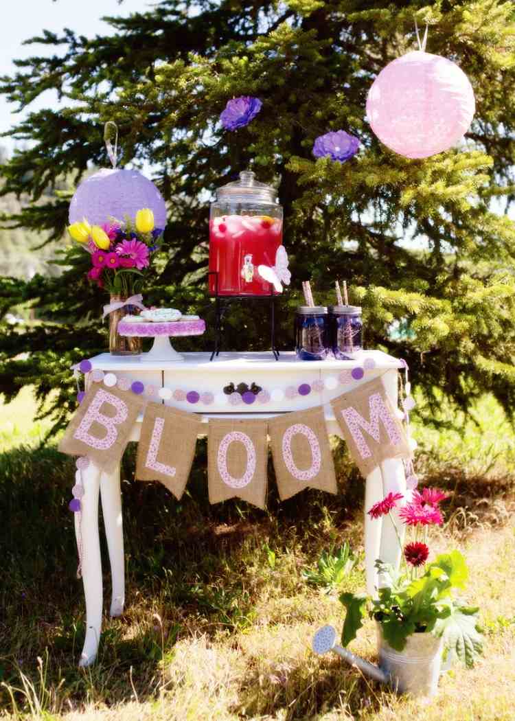 Masa tip bufet decorata cu flori si ghirlande idei-decor-grădină-petrecere-masă-ghirlande-lămpi-de-hârtie-orez