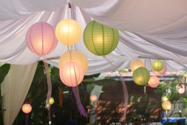 Agățați lămpi de hârtie de orez în mijlocul cortului decor-idei-petrecere în grădină-iluminat-lampă din hârtie de orez-cort
