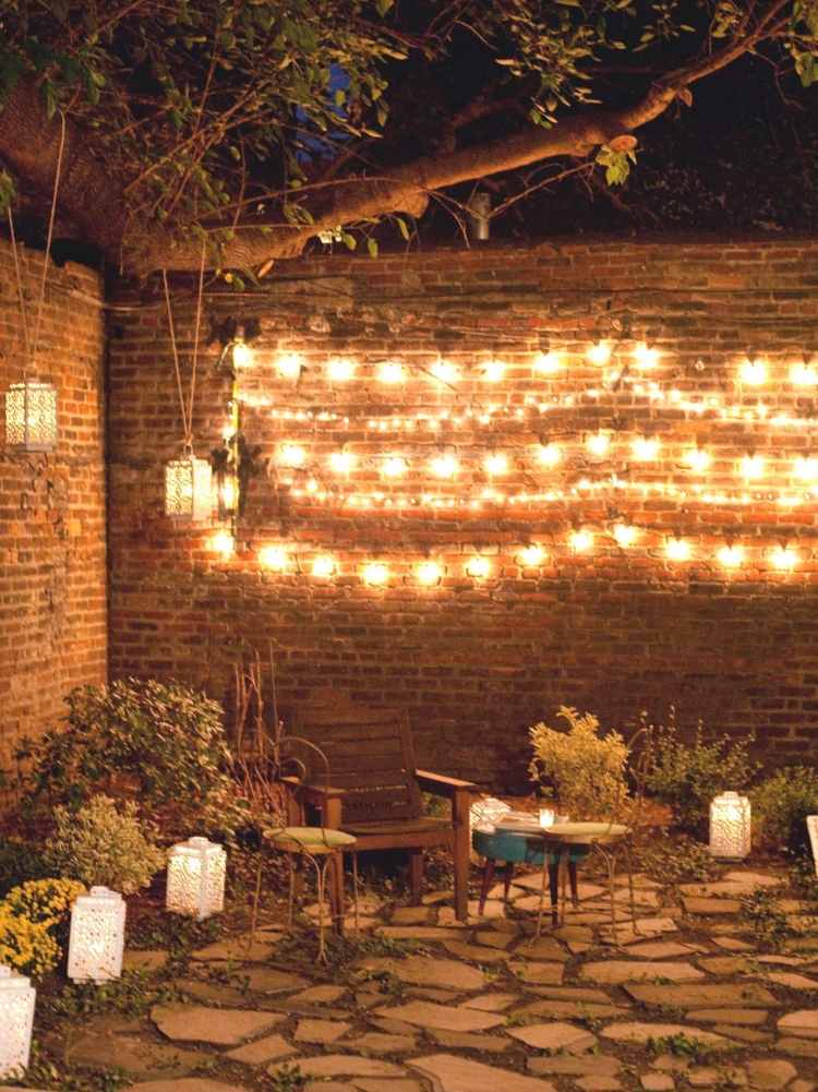 Drapați luminile de zână pe peretele de cărămidă decor-idei-petrecere de gradina-lumini de zane-perete de caramida