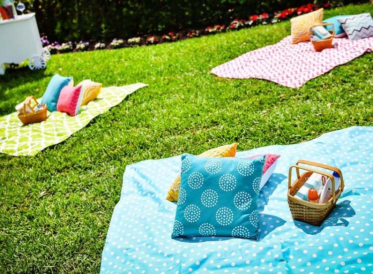 Pături de picnic în loc de mese pentru o petrecere de picnic idei-grădină-petrecere-picnic-pături-perne-colorate