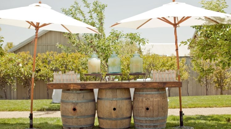 Butoaie de vin ca bază pentru scândurile de lemn decor-idei-petrecere în grădină-bufet-butoi de vin
