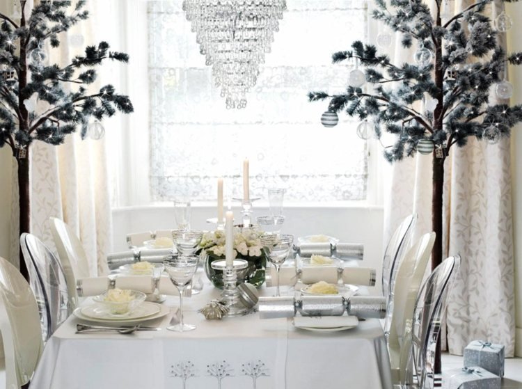 idei de decor pentru masa de Crăciun lumânări de copac design alb
