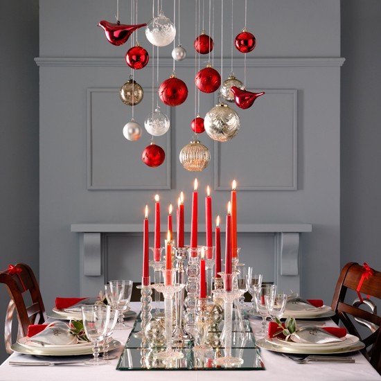decor de masa de Craciun lumanari rosii baubles efect oglinda