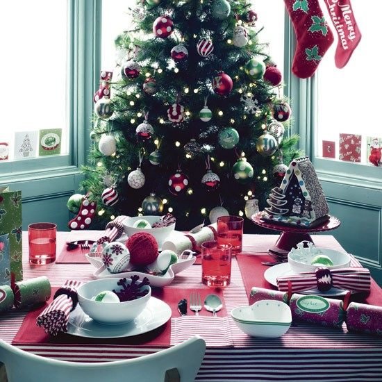 decorare masa Craciun rosu turtă dulce biscuiti casa brad