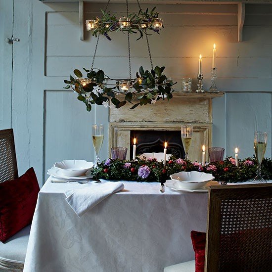 idei de decorare masa de craciun vasc ramuri candelabru ghirlanda alergator de masa
