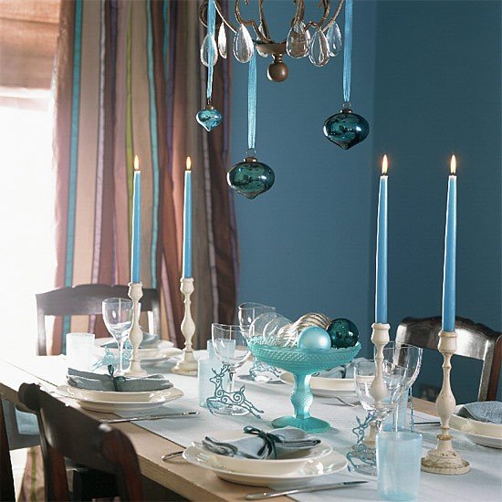 decor de Craciun masa albastru deschis alb tematic candelabru bile de copac