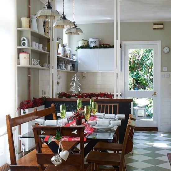 idei deco masa de craciun casa la tara ochelari verzi alergator de masa rosu