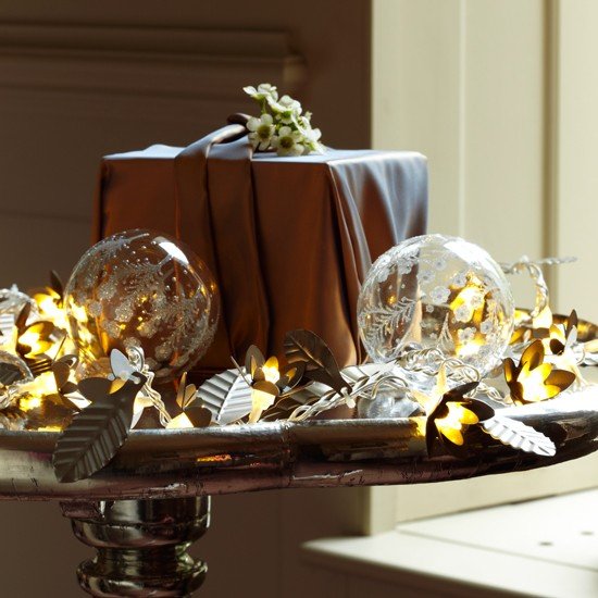 idei de decorare masa de Crăciun podele atrăgătoare lumini de zână bile de copac cadou