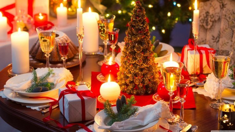 idei de decor pentru masa de Crăciun brad romantic la lumina lumânărilor mini brad verde