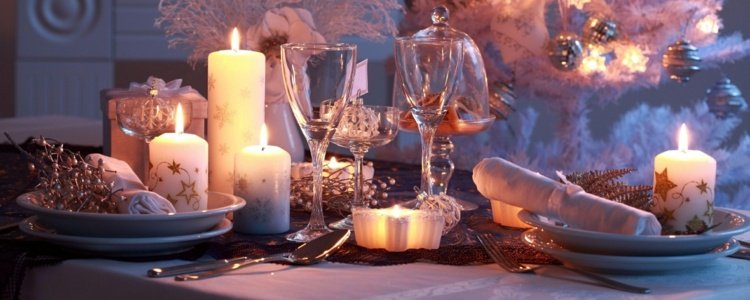 idei de decorare pentru masa de Craciun argintie lumanari glamour elegante pahare de vin