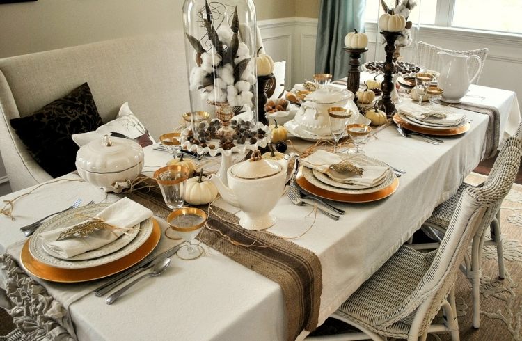 idei de decorare pentru masa de Craciun eleganta din aur alb bumbac vintage