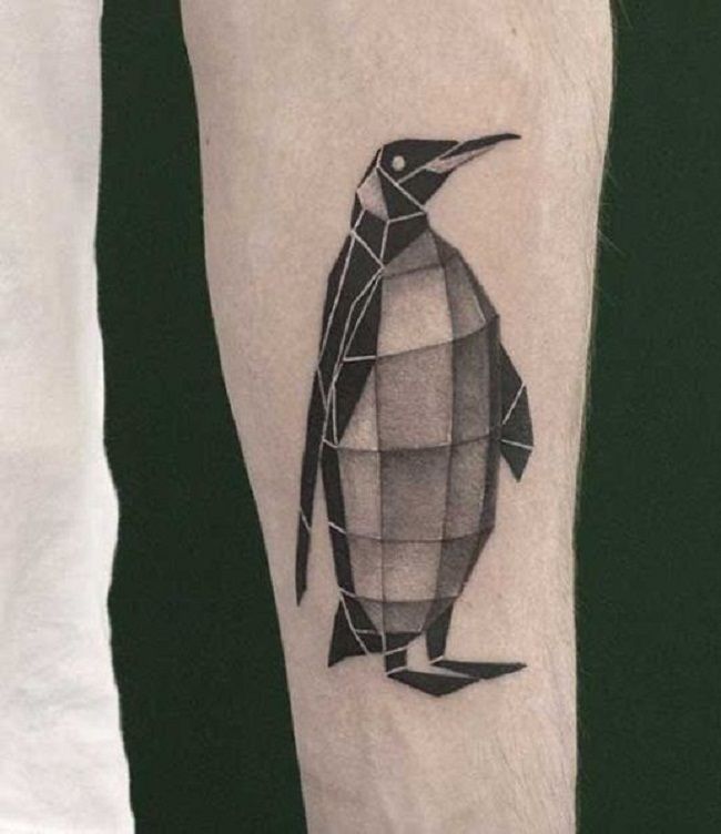 幾何学的な形のペンギンのタトゥー