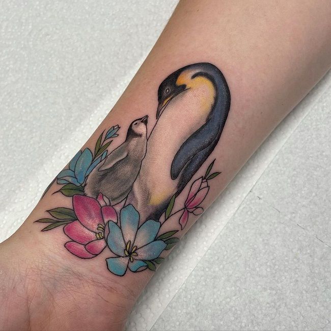 「ママと赤ちゃんのペンギン」のタトゥー