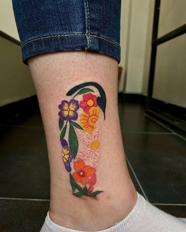 花をテーマにしたペンギンのタトゥー