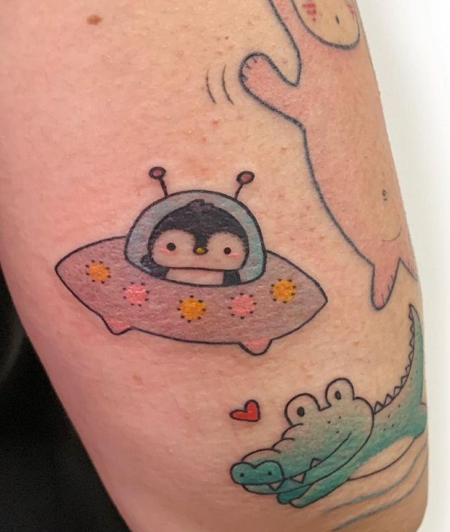 「UFOの中のペンギン」タトゥー
