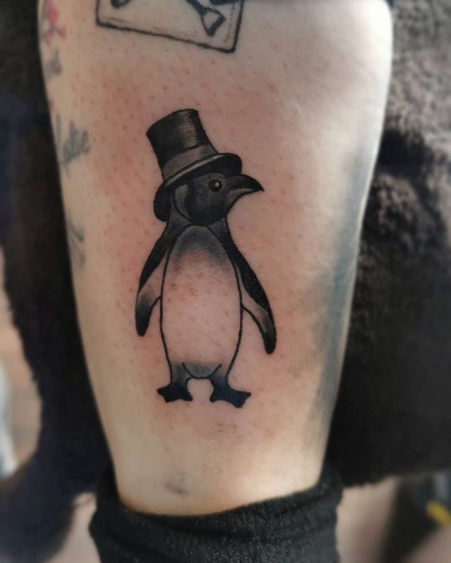 「帽子をかぶったペンギン」のタトゥー