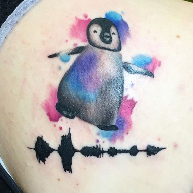 水彩ペンギンのタトゥー