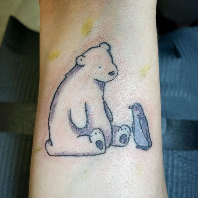 「クマとペンギン」のタトゥー