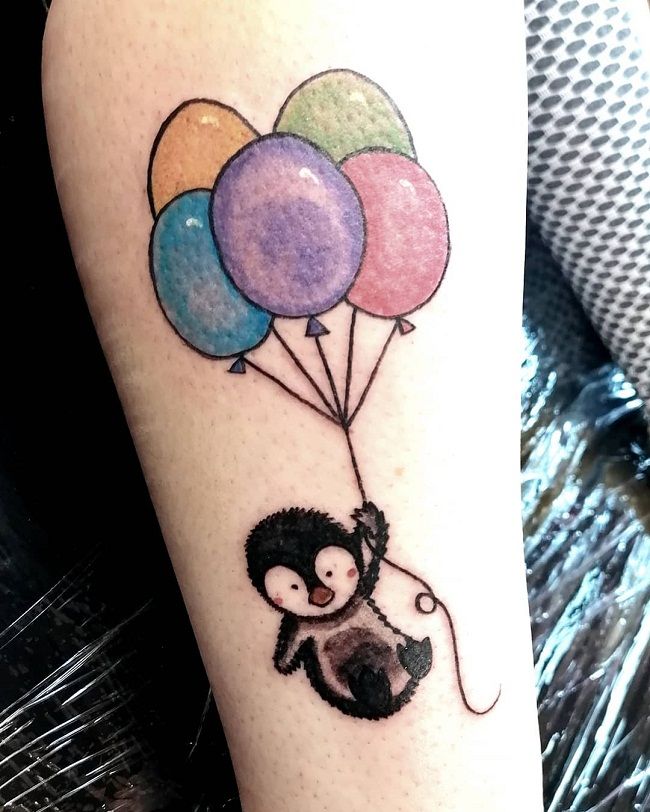 「風船を持ったペンギン」のタトゥー