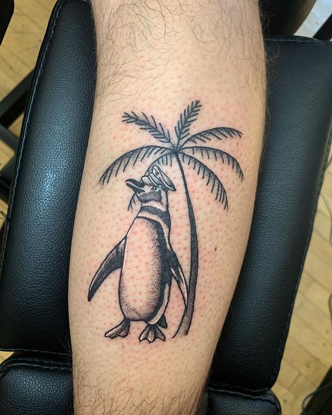 「ヤシの木とペンギン」のタトゥー