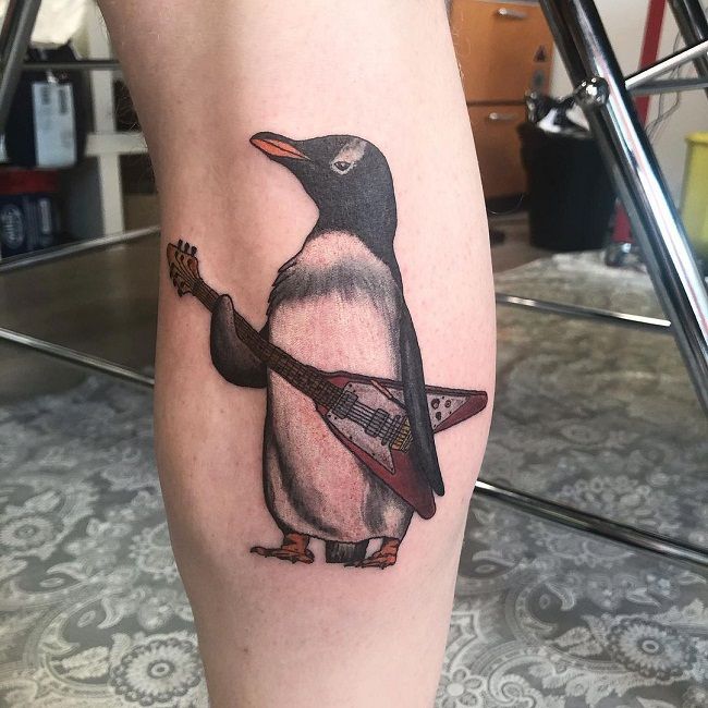 「ギターとペンギン」のタトゥー