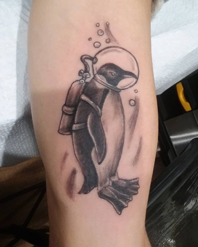「ダイビングスーツを着たペンギン」のタトゥー