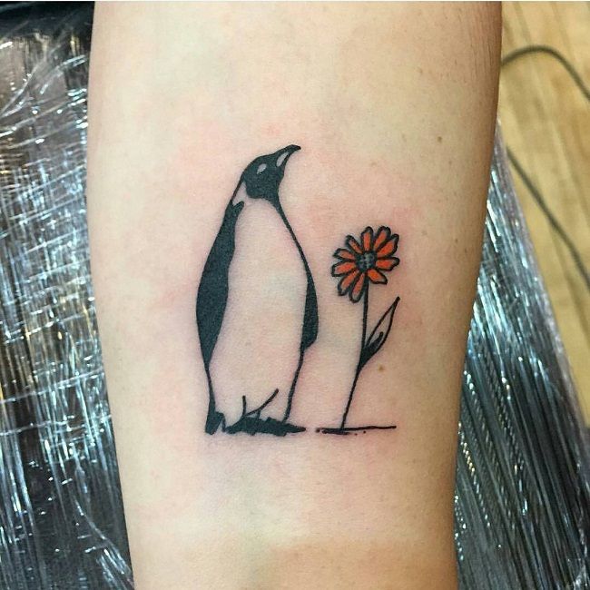 「花のペンギン」タトゥー