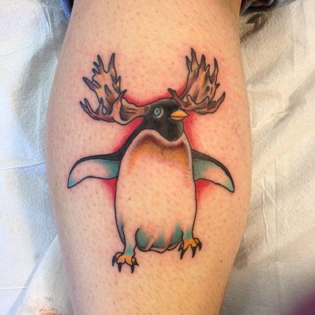 「ムースの角を持つペンギン」のタトゥー
