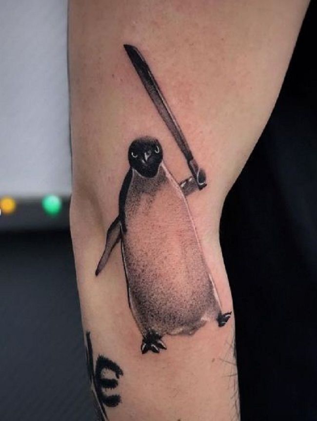 「剣を持ったペンギン」のタトゥー
