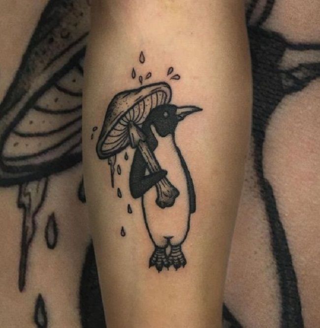 「きのこを持ったペンギン」のタトゥー