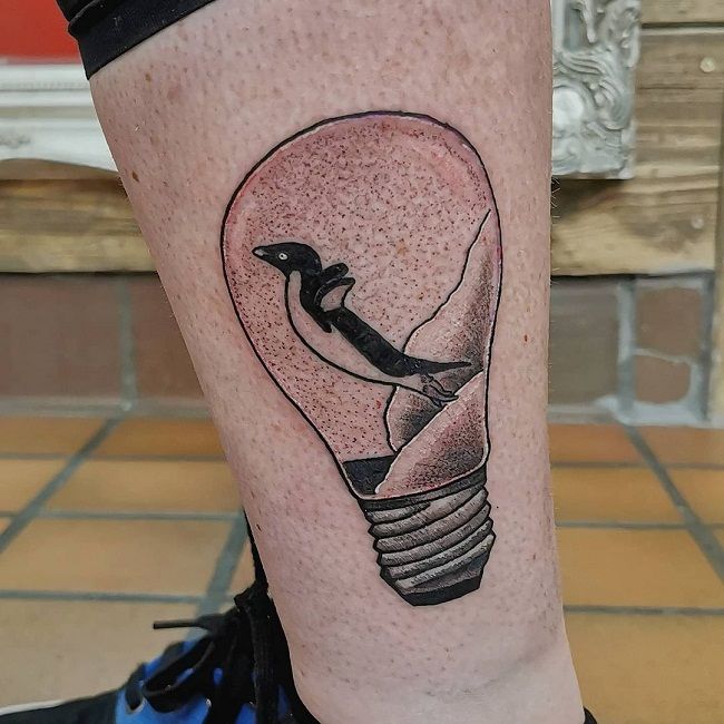 「電球の中のペンギン」タトゥー