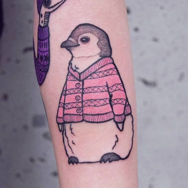 「セーターを着たペンギン」のタトゥー