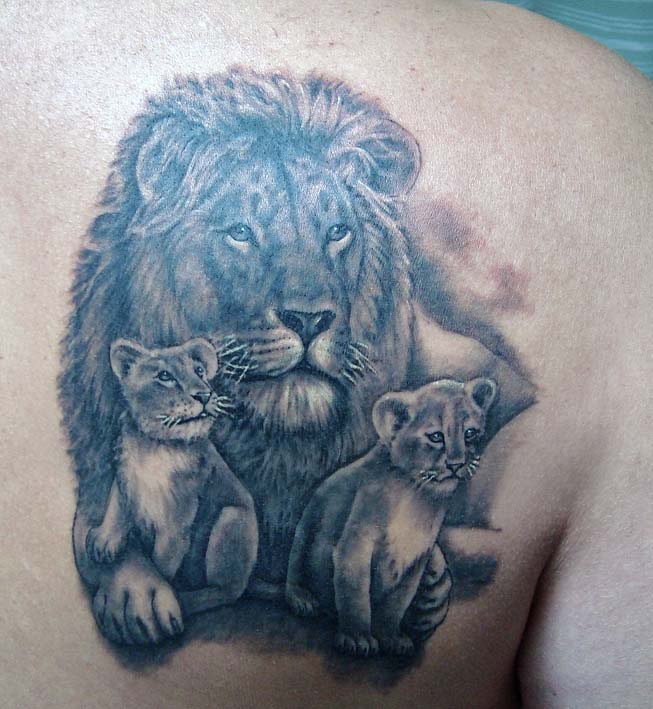 Lion avec tatouage d'ourson