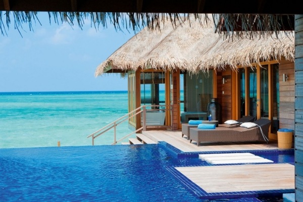 Hotel de lux de 5 stele, terasă însorită din Maldive Hotel de lux de 5 stele terasa maldive