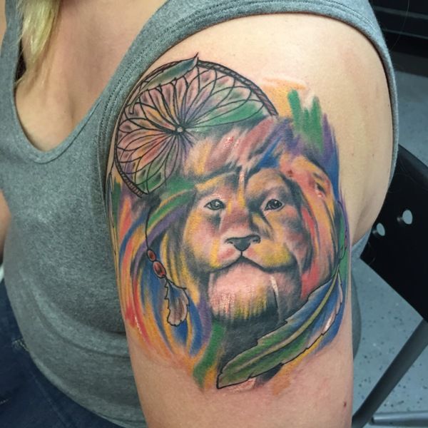 水彩ライオンのタトゥー