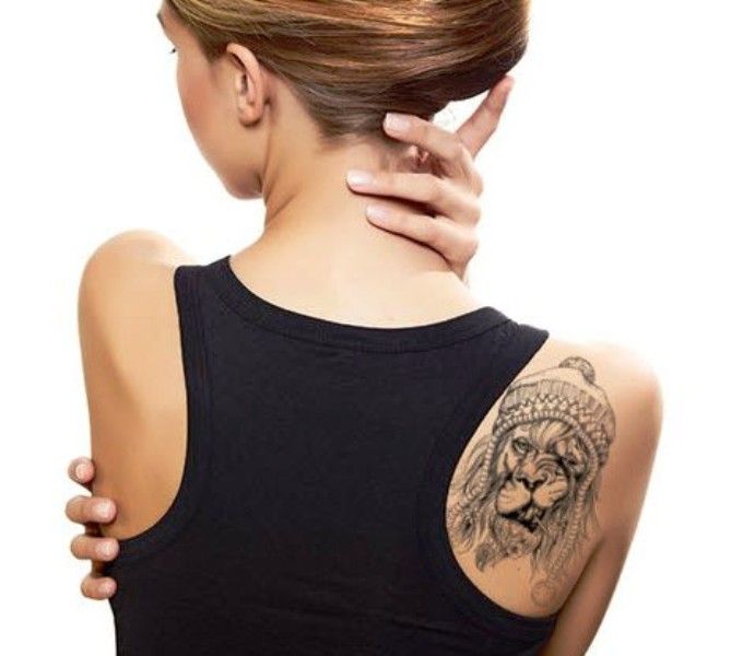 流行に敏感なライオンのタトゥー