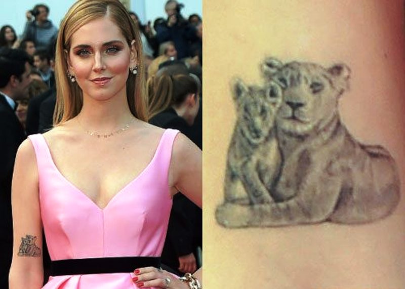 彼女の右上腕にキアラフェラーニライオンのタトゥー