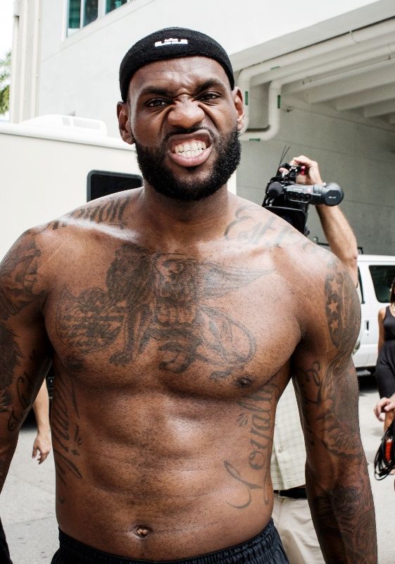 レブロンジェームズウィングドライオンタトゥー