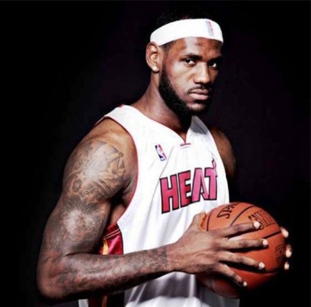 レブロンジェームズクラウンヘッドライオンタトゥー