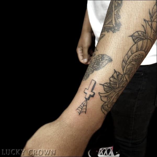 Viršutinė kryžminė tatuiruotė 2