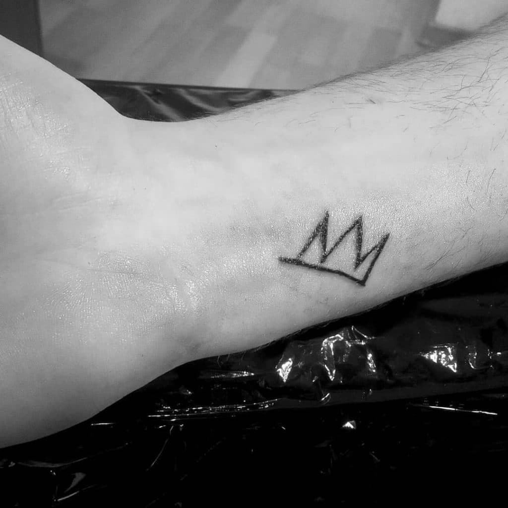 Paprasta karūnos tatuiruotė ant rankos