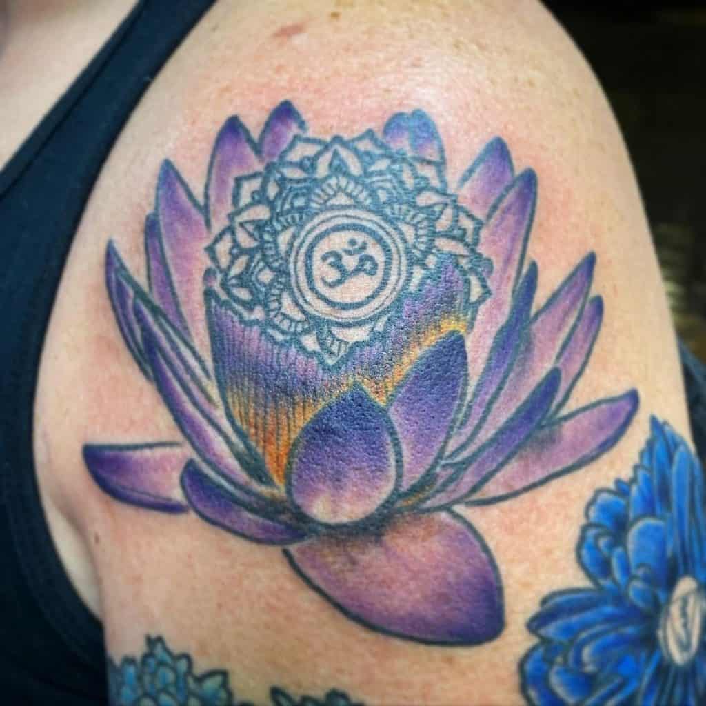 Spalvotas karūnos čakros tatuiruotės dizainas