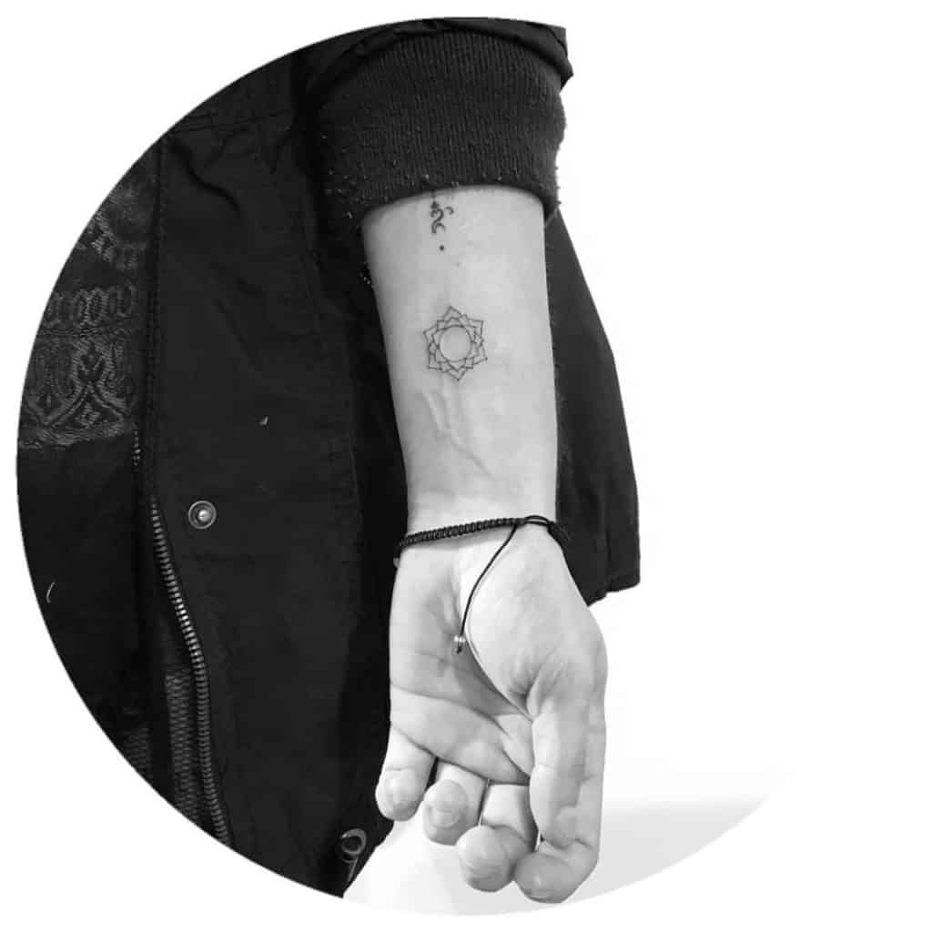 Karūnos čakros tatuiruotė ant rankos